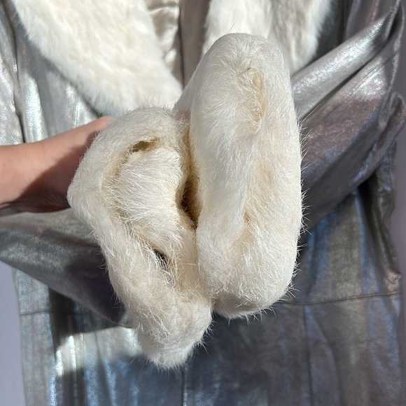 BEBE Silver metallic leather white fur trim collar/cuff trench coach large Y2K - Picture 11 of 12